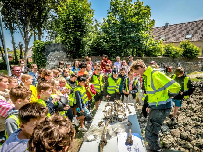 Schoolkinderen en inwoners leren meer over archeologiewerken in Snaaskerke