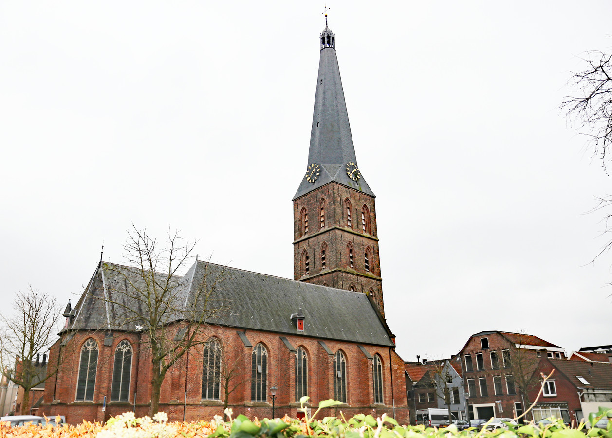 De Sint-Janskerk gezien vanaf het pad naar de Spaanse Poort. Tegenstanders van het geplande parochiegebouw willen het vrije zicht op de kerk behouden.