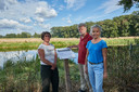 De achtertuinen van de woningen aan de Stiggoor grenzen aan een wandelpad langs de Berkel. Daar hebben de bezorgde omwonenden een bord geplaatst over Lochem-Oost en de mogelijke komst van een nieuwe brug.