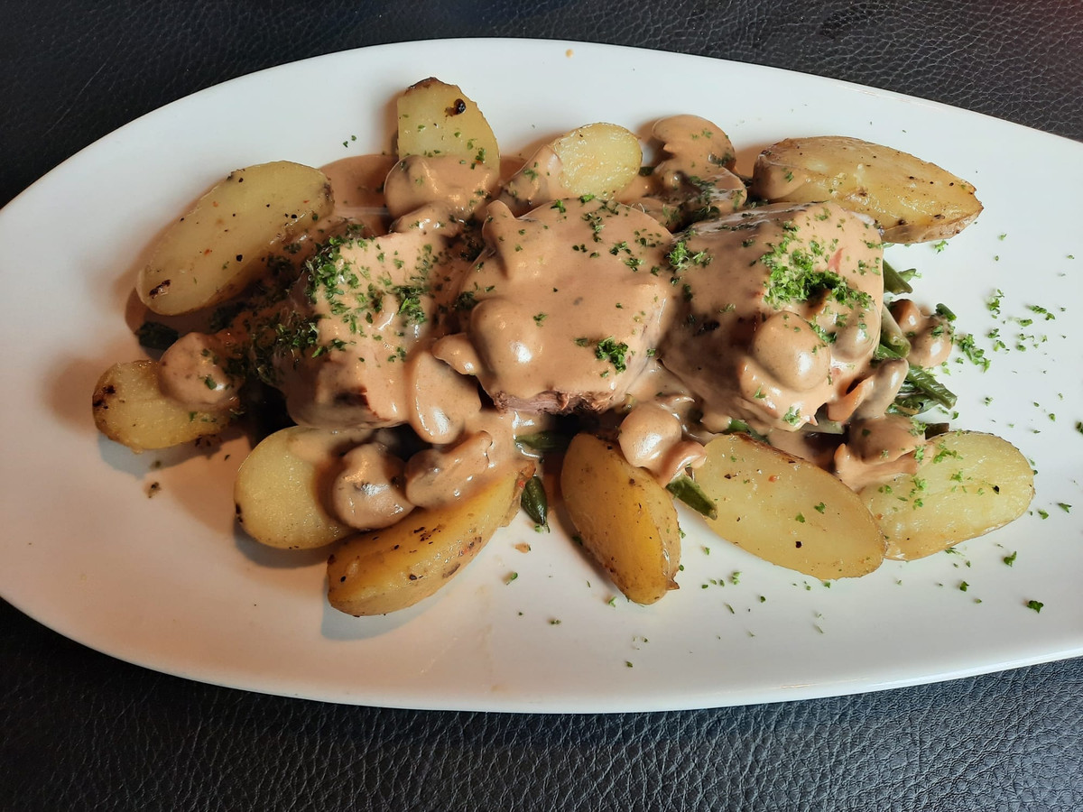 DE DAGSCHOTEL. ’t Oud Gemeentehuis, waar het elke dag stampvol zit “Je