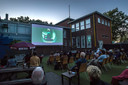 Sunset Cinema is een zomers buitenproject van het Chassé Theater, op diverse locaties in Breda, waaronder de binnenplaats van Podium Bloos (foto).
