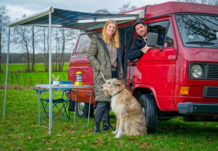 Er is plek voor vier… én een grote hond in de nostalgische Volkswagencampers die Ivo en Annemarie Bonneveld uit Hengevelde verhuren.