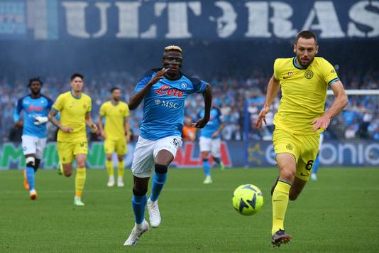 Stefan de Vrij duella con Victor Osimhen.