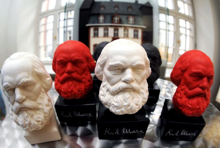Beeldjes van Karl Marx (1818-1883) te koop. Beeld epa