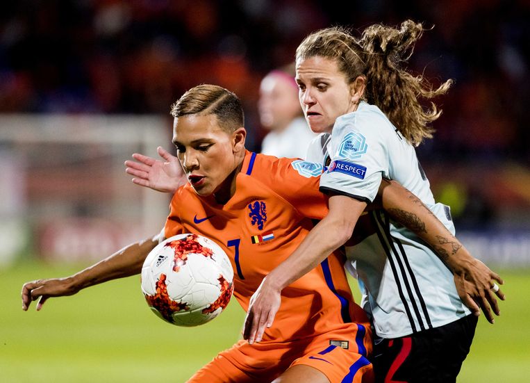 Shanice van de Sanden van het Nederlands elftal in actie tegen Davina Philtjens van Belgie tijdens de wedstrijd Belgie - Nederland. Beeld ANP
