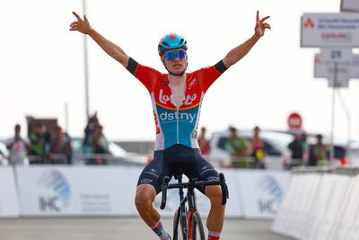 KIJK. “Fantastische zege, maar ben niet verrast”: Dubbelslag voor Van Eetvelt, die slotrit én eindklassement wint in UAE Tour