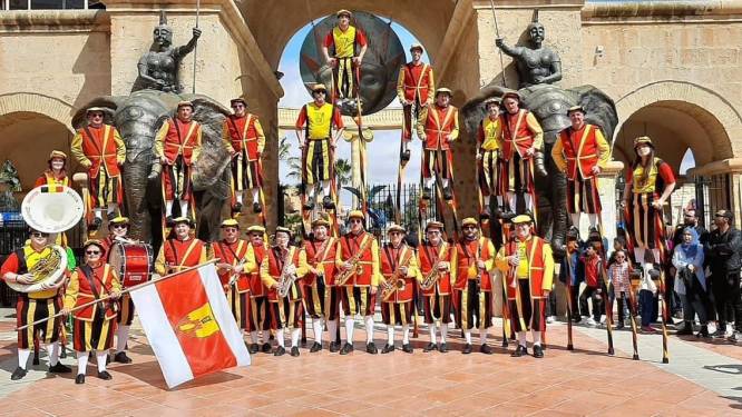 Merchtemse Steltenlopers liepen twee parades tijdens carnaval in Tunesië