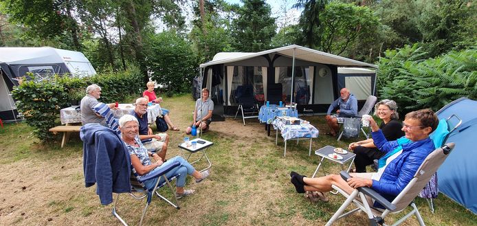 Het echtpaar Van Unnik (m.) met vrienden op camping De Hertshoorn in Garderen.