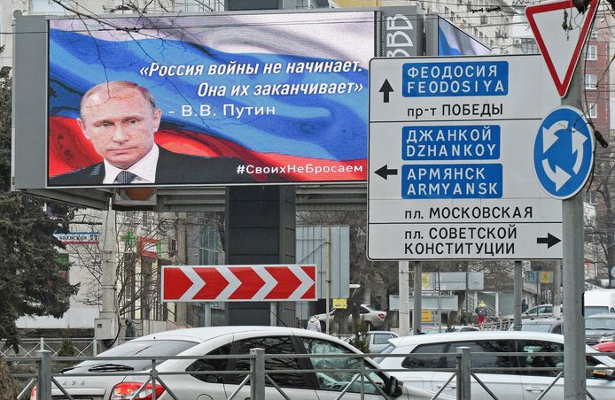 Poster met de Russische president Vladimir Poetin met als bijschrift: "Rusland begint geen oorlogen, we eindigen ze".
