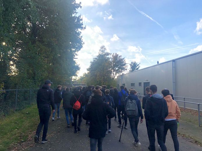 Een groep fans van Gemert op weg naar mogelijk een mooi bekersprookje.