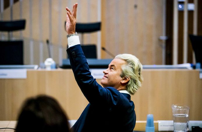 Wilders zwaait naar de publieke tribune in de rechtbank van het Justitieel Complex Schiphol voorafgaand aan een zittingsdag tijdens het proces tegen hem.