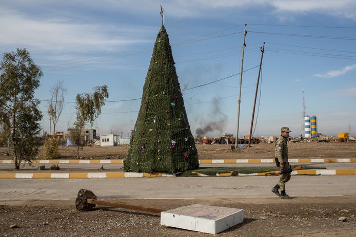 Een soldaat loopt langs de grote kerstboom van Mosul, het voormalige IS-bolwerk in Irak.