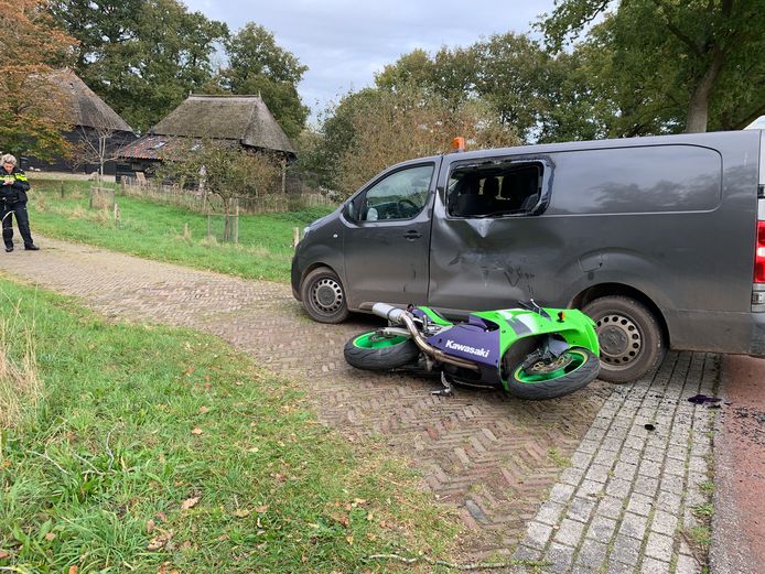 De motor knalde tegen de zijkant van de bestelbus.