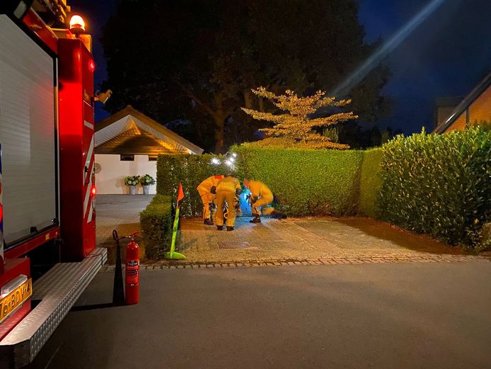 De brandweer doet onderzoek in de omgeving van de Kees van Baarenstraat in Hengelo.