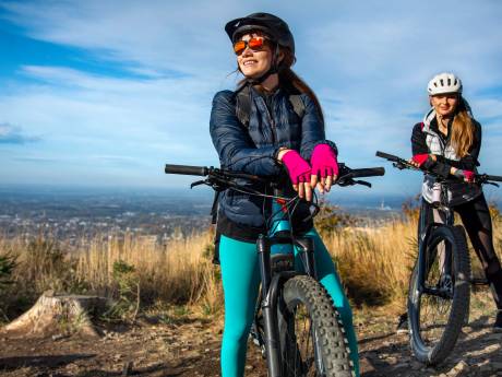 Gewone fiets bijna twee keer zo gezond als e-bike: zoveel calorieën verbrand je per uur