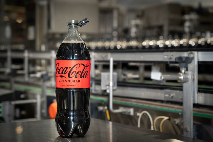 Coca-Cola accélère sur le bouchon attaché à la bouteille et le 100 % r-PET