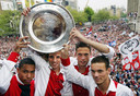 John Heitinga op het Leidseplein met de kampioensschaal en teamgenoten Nigel de Jong, Rafael van der Vaart en Wesley Sneijder in 2004.