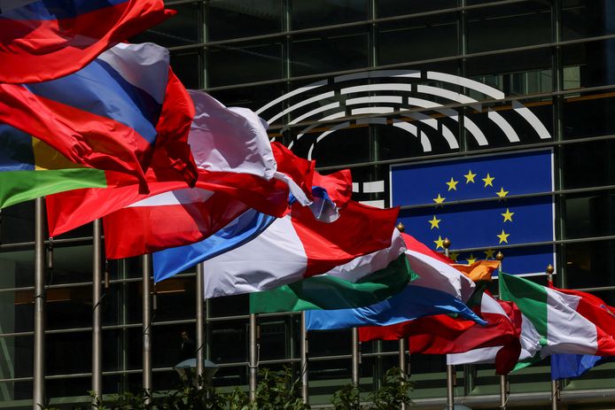 Vlaggen buiten aan het Europees Parlement in Brussel.