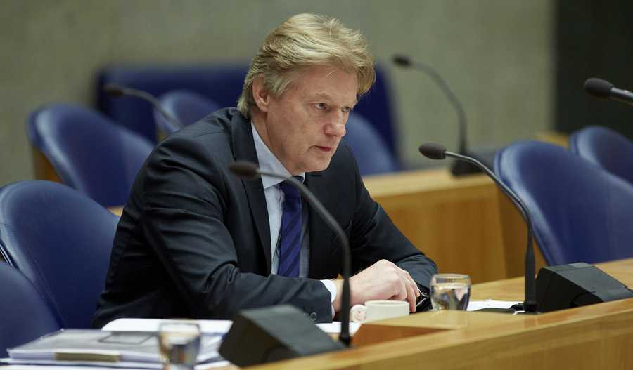 Van Rijn: lagere regeldruk zorg heeft prioriteit | Foto | AD.nl