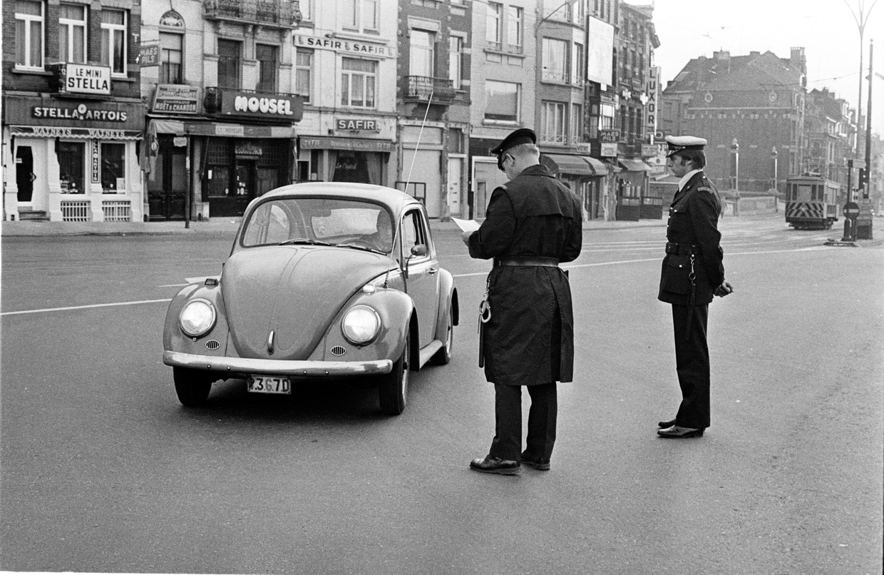 Autoloze zondag in 1973, en dus mag deze bestuurder uitleggen aan de politie waarom hij toch de weg op is. Beeld Photo News