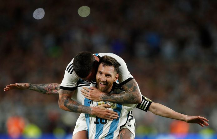 Rodrigo de Paul knuffelt Lionel Messi, die zijn achthonderdste goal uit zijn carrière heeft gemaakt. Argentinië won met 2-0 van Panama.
