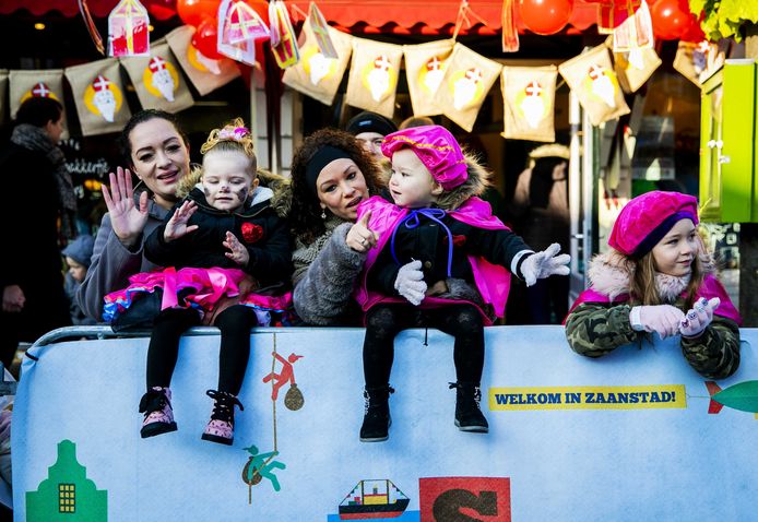 Toeschouwers langs de route in Zaanstad voor de landelijke intocht van Sinterklaas