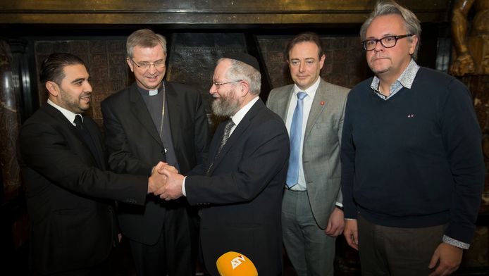 Van links naar rechts: imam Saïd Aberkan, bisschop Johan Bonny en rabbijn Emile Wasyng. Naast hen: Antwerps burgemeester Bart De Wever (N-VA) en schepen Philip Heylen (CD&amp;V).