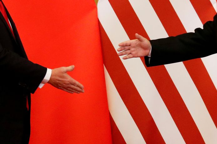 Archiefbeeld. De Amerikaanse president Donald Trump en zijn Chinese ambtsgenoot schudden elkaar de hand.