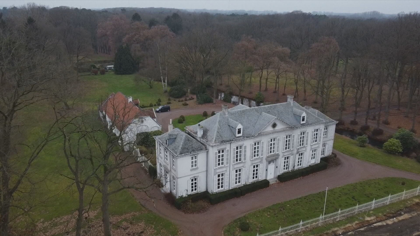 kasteelheer-uit-heusden-zolder-geeft-inboedel-gratis-weg-foto-hln-be