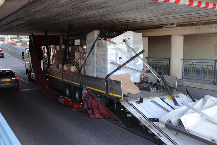 Met spanbanden werd de inhoud van de vrachtwagen bij elkaar gehouden.