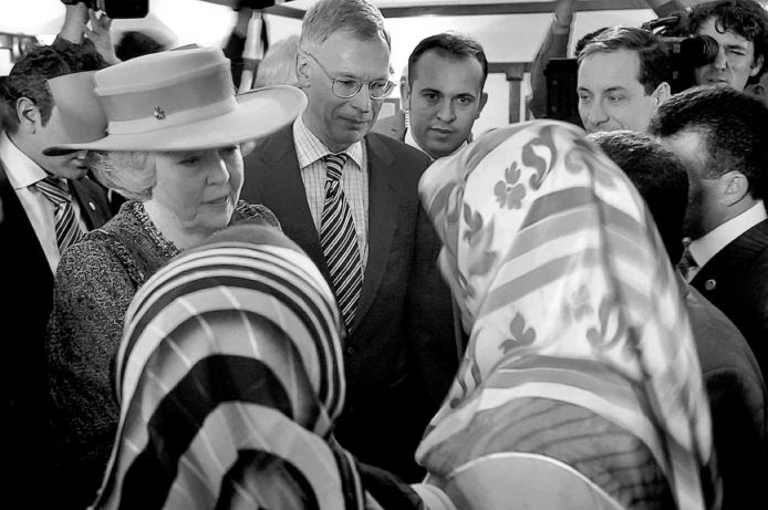 Toenmalig koningin Beatrix in gesprek met Turkse mensen in Kayseri. Zij keerden na een langdurig verblijf als gastarbeider in Nederland vaak terug naar hun geboortestreek.