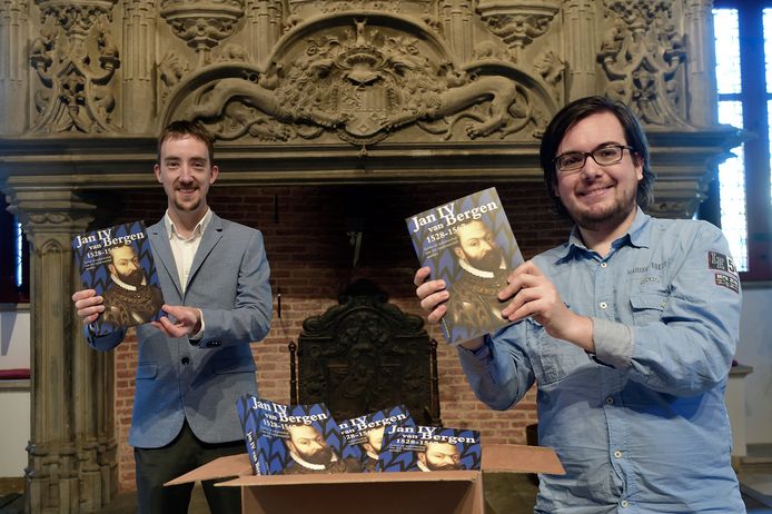 Bart van Eekelen (links) en Joey Spijkers tonen vol trots het boek over Jan IV.