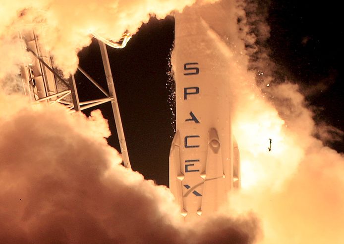 Beeld van een lancering van een SpaceX Falcon 9-raket.