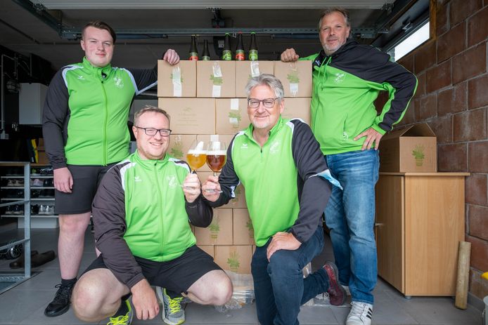 HALLAAR Voetbalclub KFC Molenzonen komt met een eigen bier. Jarno De Backer, Steven De Backer, Ronny Dockx en Sven Lambrechts presenteren het bier