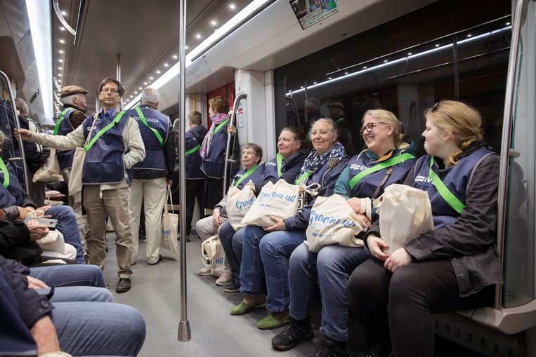 Een groep testreizigers in een metrostel van de nieuwe Noord-Zuidlijn. In totaal hadden zich bijna 20.000 vrijwilligers aangemeld als testreiziger, deze ochtend mogen er 500 komen. Beeld Werry Crone