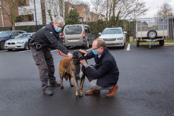 Minister Ben Weyts mocht ook kennismaken met Smokey, de hond die Kilian hopelijk zal opvolgen.