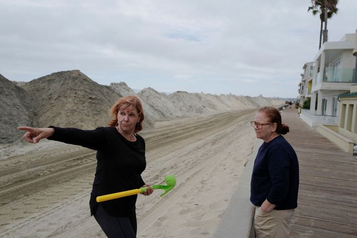Zandbanken opgeworpen voor huizen naast het strand in Long Beach, Californië.