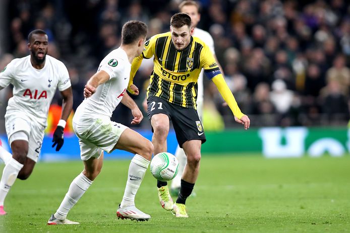 Matus Bero zoekt voor Vitesse de uitweg in het Europese duel met Tottenham Hotspur.