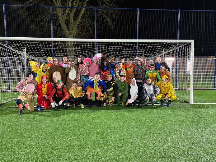 Toen het nog leuk was: de voetballers van SC Valburg trainen in carnavalstenue: Amy Whinehouse versus Kabouter Plop