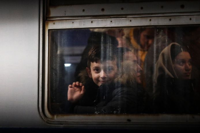 Oekraïense vluchtelingen komen met de trein toe in Polen.