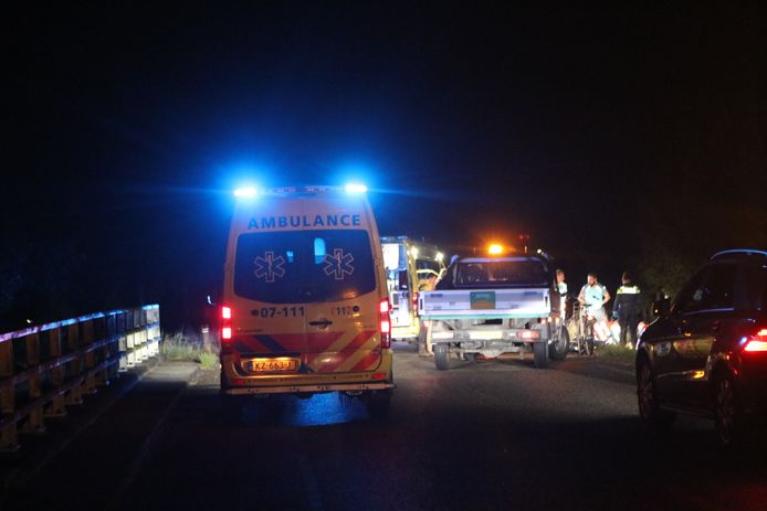 De hulpverlening in volle gang na het ongeluk bij Ederveen.