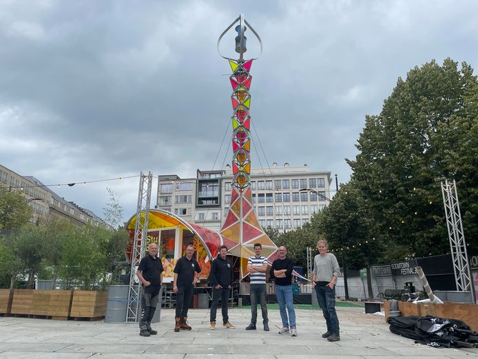 Radiozender Studio Brussel zendt voor het eerst live uit vanop Boomtown. Dat doen ze vanuit de bijzondere radiostudio met een soort gekleurde Eiffeltoren met bovenaan een windmolen.