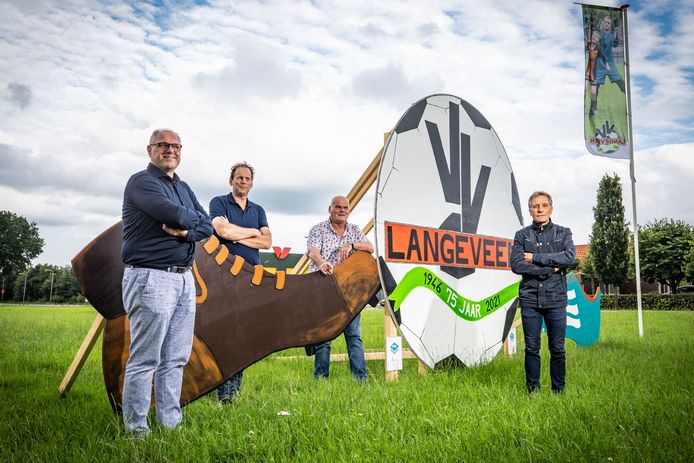 De jubileumcommissie met van links naar rechts: Jan Mensen, Manfred Paus, Bertus Nijhuis en Jan Waaijer. Commissieleden Niek Waaijer en Marcel Waaijer ontbreken op de foto.