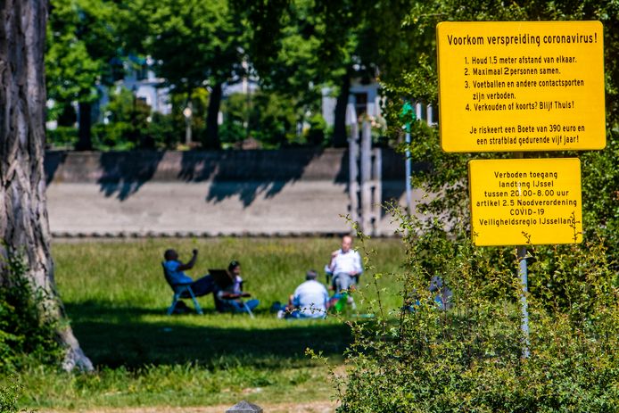 De gele borden met ver- en geboden bij onder meer parken worden de komende dagen weggehaald in Deventer.