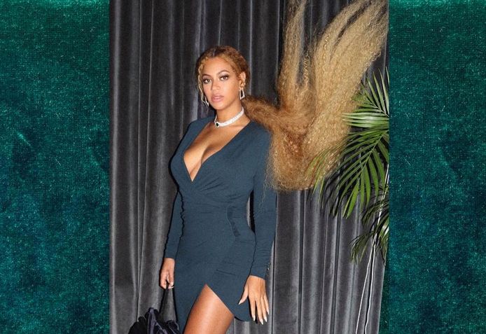Beyoncé duikt op met erg lange lokken.