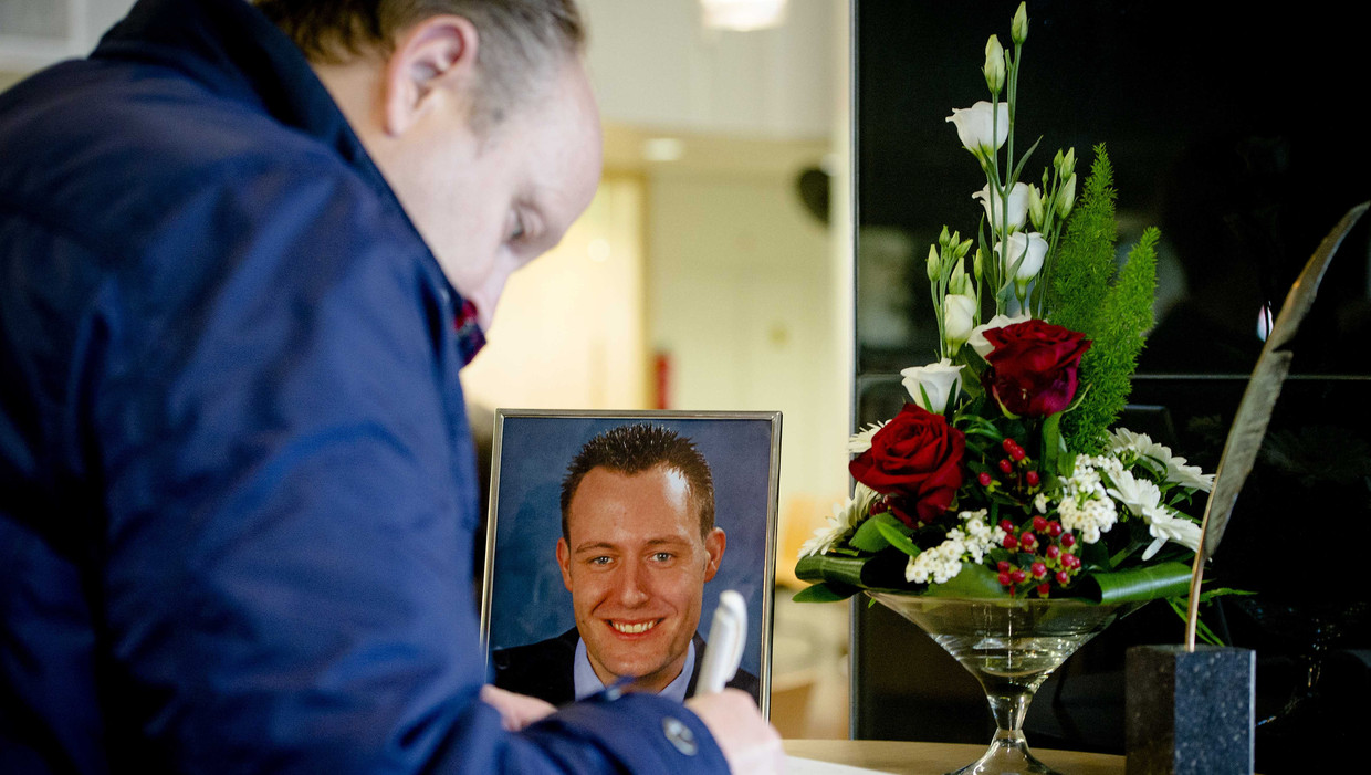 Een man ondertekent het condoleanceregister voor PvdA-raadslid Ramon Smits Alvarez, die vorige week een einde aan zijn leven maakte. Beeld ANP
