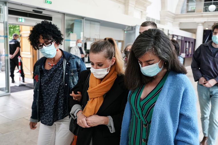 Valérie Bacot (midden) komt aan in het gerechtsgebouw. Beeld AP