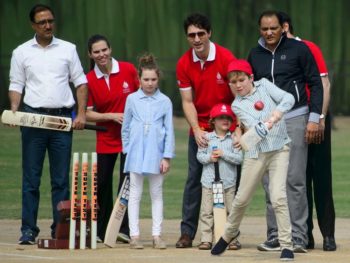 De familie van de Canadese premier Justin Trudeau doet actief mee aan een cricket wedstrijd op een school on New Delhi. De 10-jarige Xavier is aan de beurt, zus Ella-Grace (9) en broer Hadrien (3) kijken toe. Foto Sean Kilpatrick