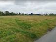 Braakliggend terrein achter Poeldijksweg 28 in Monster, op de grens met de Boomaweg. Hier wil de wethouder een groot aantal flexwoningen bouwen. De gemeenteraad steekt er nu een stokje voor.