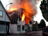 Metershoge vlammen slaan uit daken van woningen in Velp
